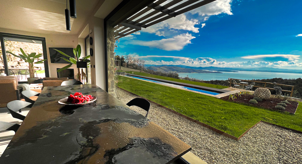 Veranda with view on pool and lake